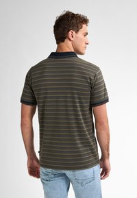Zelený a námořnický pruhovaný polo tričko s krátkými rukávy, límečkem a malým logem na lemu, vyrobené z texturované bavlněné směsi.