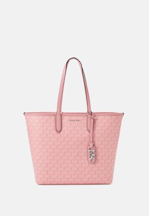 Różowa torba typu tote Michael Kors z podwójnymi uchwytami, powtarzającym się wzorem logo MK i wiszącym metalowym zawieszką MK.