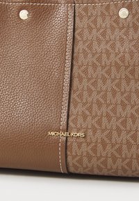 MICHAEL Michael Kors FLORA SATCHEL - Handtas - dark caramel