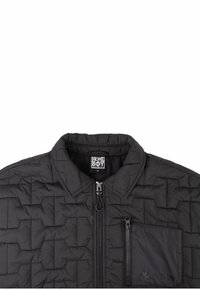 Črna prešita jakna z dvignjenim ovratnikom, zadrgo in žeptom na prsih z zadrgo, ki vsebuje teksturiran geometrijski vzorec.