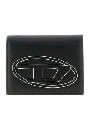 Portafoglio in pelle nera con un emblema metallico ovale in rilievo con un design stilizzato "TD" al centro frontale.