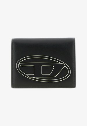 Portafoglio in pelle nera con un emblema metallico ovale in rilievo con un design stilizzato "TD" al centro frontale.