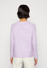 Laventelinvärinen neulepaita pitkine hihoineen, pyöreällä pääntiellä ja teksturoidulla pinnalla. Yksityiskohdissa on resorit hihansuissa ja helmassa.