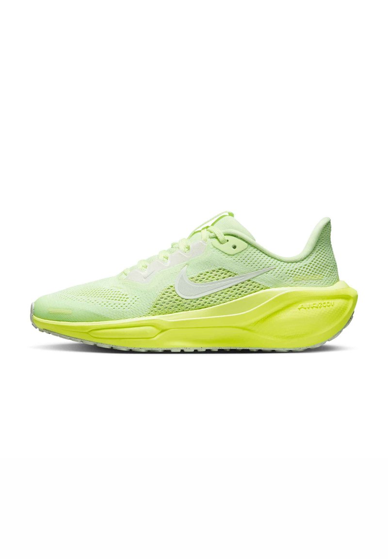 Baskets de course en mesh vert clair avec une tige texturée, semelle en caoutchouc et intermédiaire jaune contrastant. Présente un logo blanc sur le c�ôté.