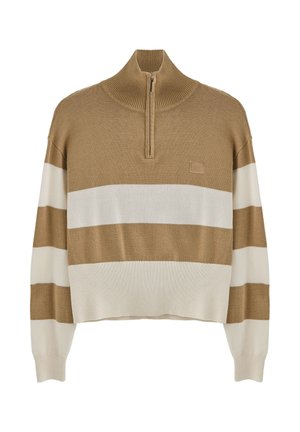 Pull en beige et blanc rayé, coupé, avec un col montant, un zip ¼, une texture côtelée et un patch logo sur la poitrine.