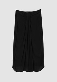 Jupe midi noire avec des plis rassemblés à l'avant et un ourlet légèrement arrondi, présentée sur un fond clair uni.