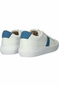 Weiße Leder Sneaker mit blauen Wildleder-Heel-Countern und Seitenakzenten. Verfügt über eine strukturierte Oberfläche und eine weiße Gummisohle.