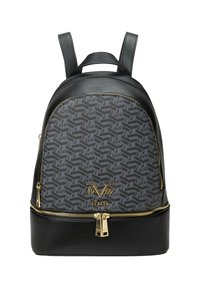 Zwarte leren rugzak met een geometrisch grijs patroon. Voorzien van een gouden rits en logo-detail aan de voorkant. Dubbel verstelbare schouderbanden.