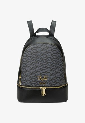 Zwarte leren rugzak met een geometrisch grijs patroon. Voorzien van een gouden rits en logo-detail aan de voorkant. Dubbel verstelbare schouderbanden.