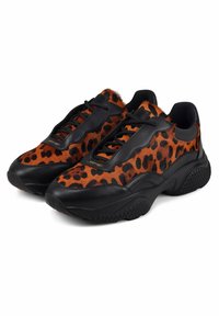 Baskets en cuir noir avec une tige à imprimé léopard orange, détail texturé et une semelle extérieure épaisse à rainures. Conception à lacets avec des accents de marque.