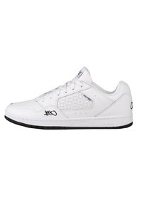 Sneaker bianca in pelle con design perforato, dotata di suola in gomma nera e branding discreto sui lati e sulla linguetta.