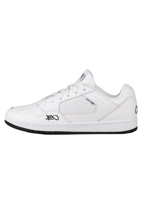 Trainers - white