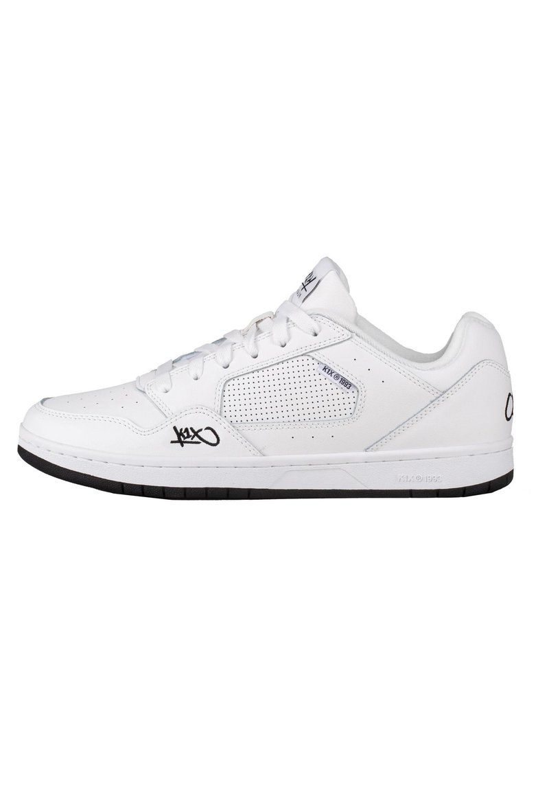 Sneaker bianca in pelle con design perforato, dotata di suola in gomma nera e branding discreto sui lati e sulla linguetta.