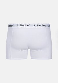Weiße Boxershorts aus weichem Stoff. Mit einem schwarzen elastischen Bund, der das Logo "JJ Studios" trägt. Glatte Textur, enganliegender Schnitt.