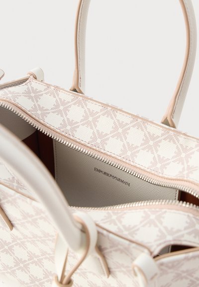 Τσάντα totes Emporio Armani με κρεμ και μπεζ σχέδιο, διπλές λαβές και ανοιχτό φερμουάρ που αποκαλύπτει το εσωτερικό λογότυπο της μάρκας.