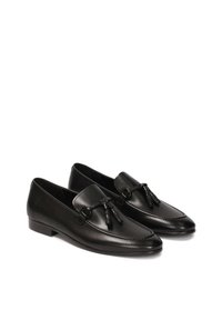 Mustad nahast loafers, millel on sile tekstuur, dekoratiivsete pärlite ja detailide aksessuaaridega. Sleek disain madala kontsaga.