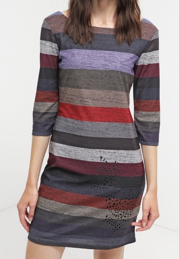 Robe rayée avec des lignes horizontales en rouge, gris, violet et noir, dotée d'un col arrondi et de manches trois-quarts. Détails en découpe laser remarquables à l'ourlet.