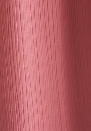 Tekstilstof i blød pink farve med lodret ribbet tekstur, der har en subtil glans og glat finish.