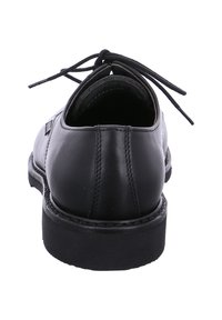 Chaussure en cuir noir avec un bout arrondi, design à lacets et une semelle en caoutchouc robuste. Présente une texture lisse et des coutures décoratives au niveau du talon.