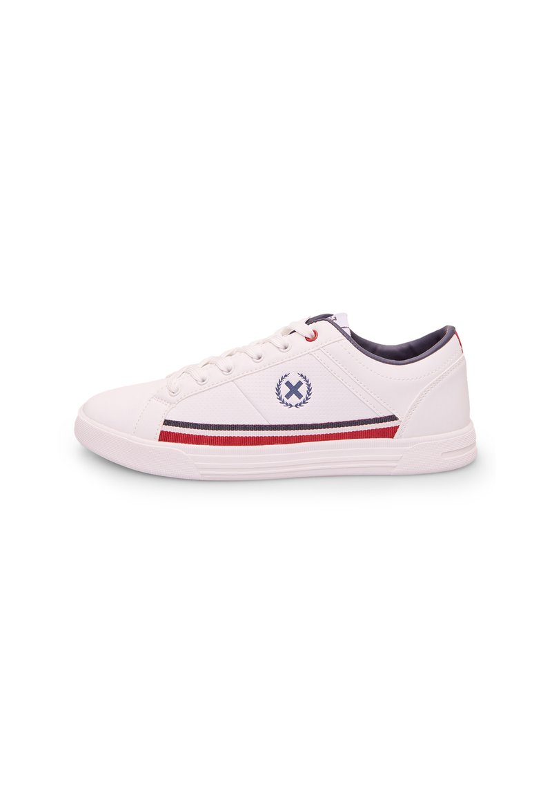Fehér sneaker szövet felsőrésszel, tengerész-kék és piros csíkkal. Oldalán logóval, kör alakú orral és textúrált gumitalppal rendelkezik.