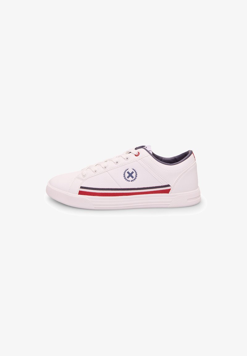 Weißer Sneaker mit Obermaterial aus Stoff, versehen mit einem marineblauen und roten Streifen. Enthält ein Logo an der Seite, eine runde Zehenpartie und eine strukturierte Gummisohle.