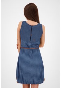 Denim-mekko, jossa on hihaton muotoilu, takana nappikiinnitys, ohuita vaaleita vaakaraitoja sekä punottu vyö vyötäröllä.