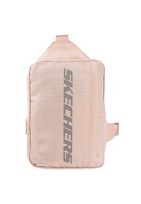 Mochila de tela rosa con forma rectangular, que presenta un destacado logo gris de "SKECHERS" en la parte frontal y una asa en la parte superior para llevarla.