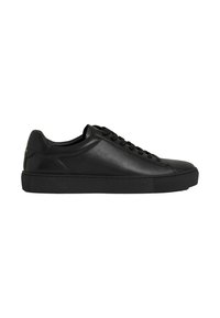 Zapatilla de cuero negra con un diseño de bajo perfil, punta redonda, suela plana de goma negra y cordones negros a juego. Estética minimalista, sin patrones visibles.