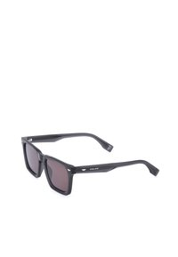 Lunettes de soleil rectangulaires noires avec verres foncés et branches texturées, nom de la marque "POLICE" visible sur le côté.
