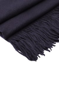 Sciarpa di maglia navale scura, forma rettangolare, con una consistenza morbida e bordi frangiati. Senza motivi, finitura liscia con una leggera lucentezza.