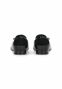Chaussures noires avec une finition laquée brillante et un dos en daim, dotées d'un petit talon carré et de détails de sangle ajustable.