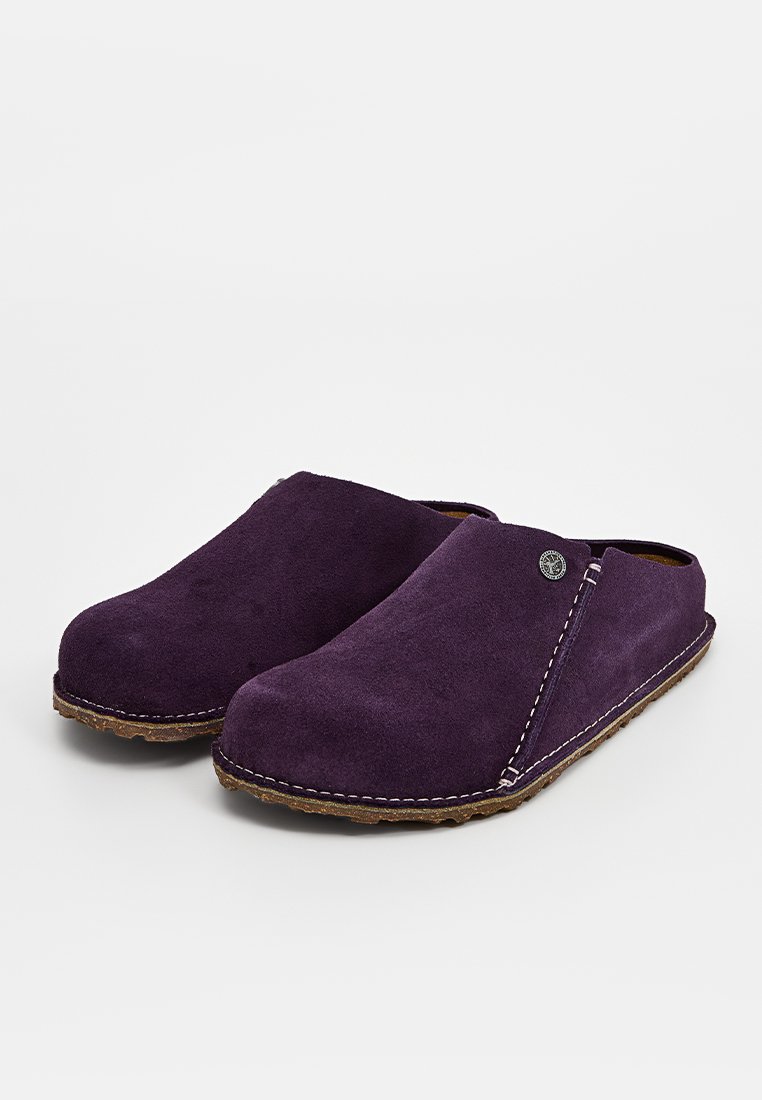 Lila Wildlederschuhe mit glatter Textur, offenem Absatz und kontrastierenden weißen Nähten. Flache, strapazierfähige Sohlen mit einem dezenten Designdetail.