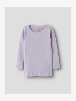 Lilla ribbestrikket langermet skjorte med bølget blonderkant rundt rund hals, lagt flatt på grå bakgrunn.