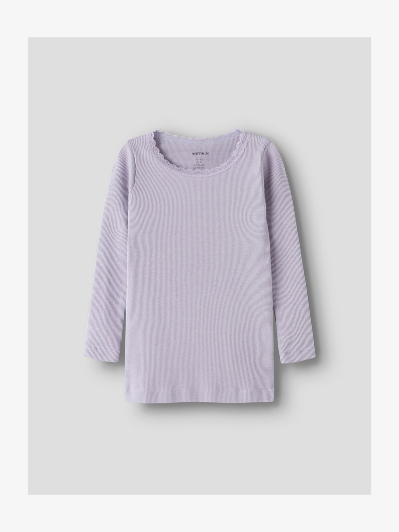 Lilac krāsas ribota garām piedurknēm krekls ar viļņotu mežģīņu apdari ap apaļu kakla izgriezumu, novietots plakans uz pelēka fona.