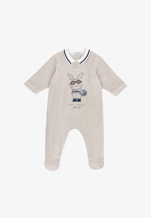 Grenouillère beige pour bébé avec pieds, col blanc à rayures foncées, et un pilote lapin de dessin animé tenant un casque brodé sur la poitrine.