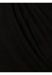 Zwarte gebreide stof met een gladde textuur, met zachte plooien en kreuken, wat wijst op een lichtgewicht, rekbaar materiaal.