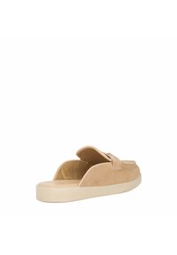 Beige instapschoen met een zachte suède bovenkant, een ronde neus en een rubberen zool. Inclusief een decoratieve gesp aan de zijkant.