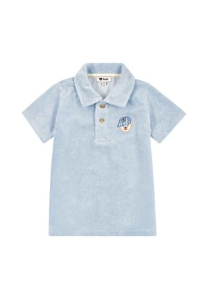 Hellblaues kurzärmeliges Poloshirt für Kleinkinder mit Kragen, zwei Knöpfen und einem kleinen Bärenkopf-Patch auf der Brust, der eine gestreifte Mütze trägt.