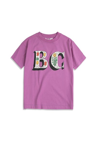 Lilla T-shirt med korte ærmer og store "BC"-bogstaver dekoreret med farverige blomster på forsiden.