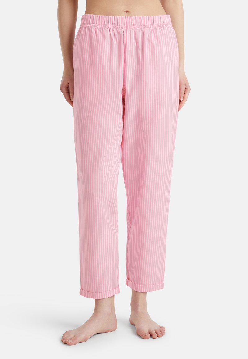 Roze gestreepte pyjamabroek met een elastische tailleband, verkorte lengte en opgerolde boorden. Gemaakt van lichtgewicht stof, met verticale strepen.