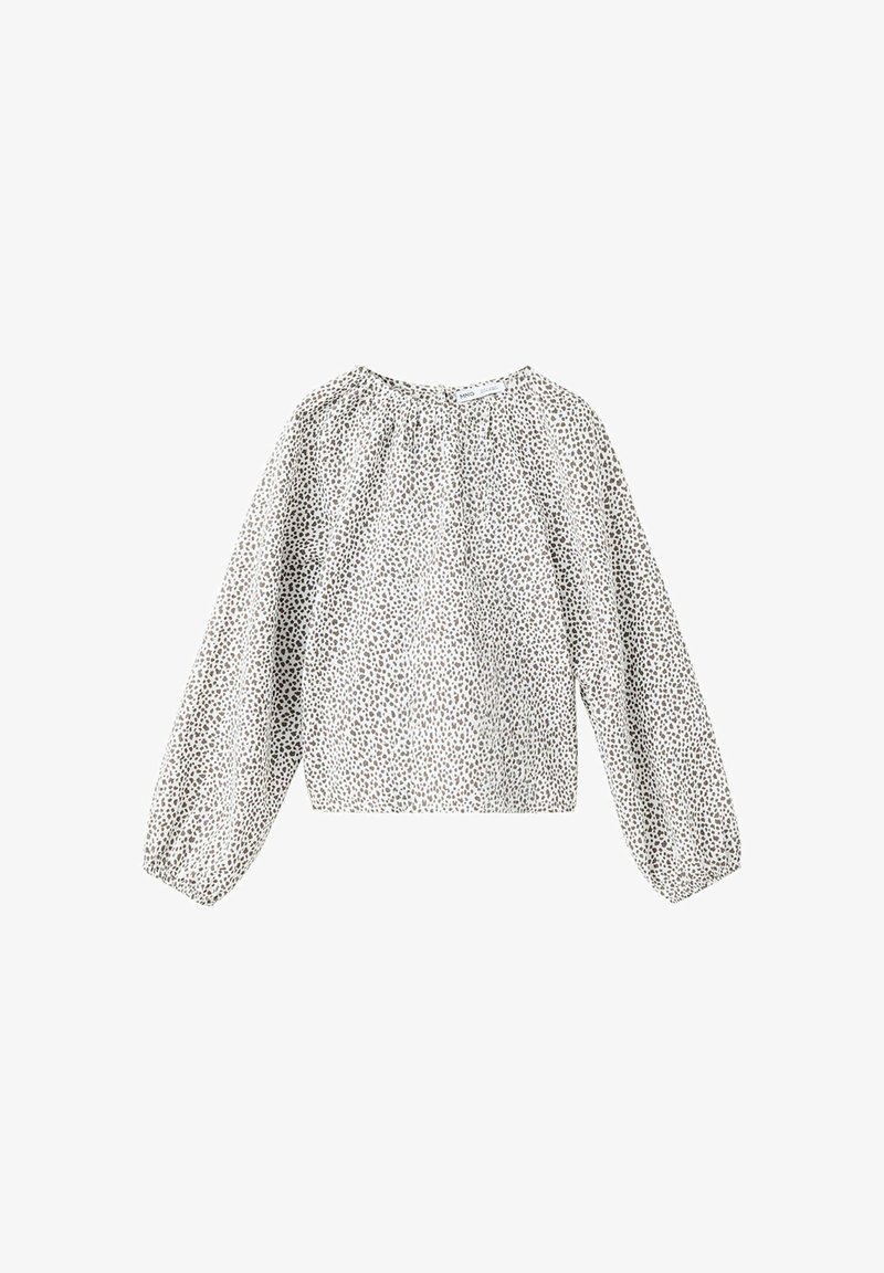 Blouse blanche à manches longues avec petites taches noires irrégulières, col rond et détails de tissu froncés au col et aux poignets.