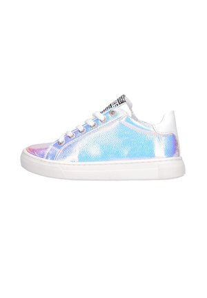 Baskets basses avec dessus texturé irisé bleu-violet, lacets blancs, semelle blanche et logo noir et blanc sur la languette.