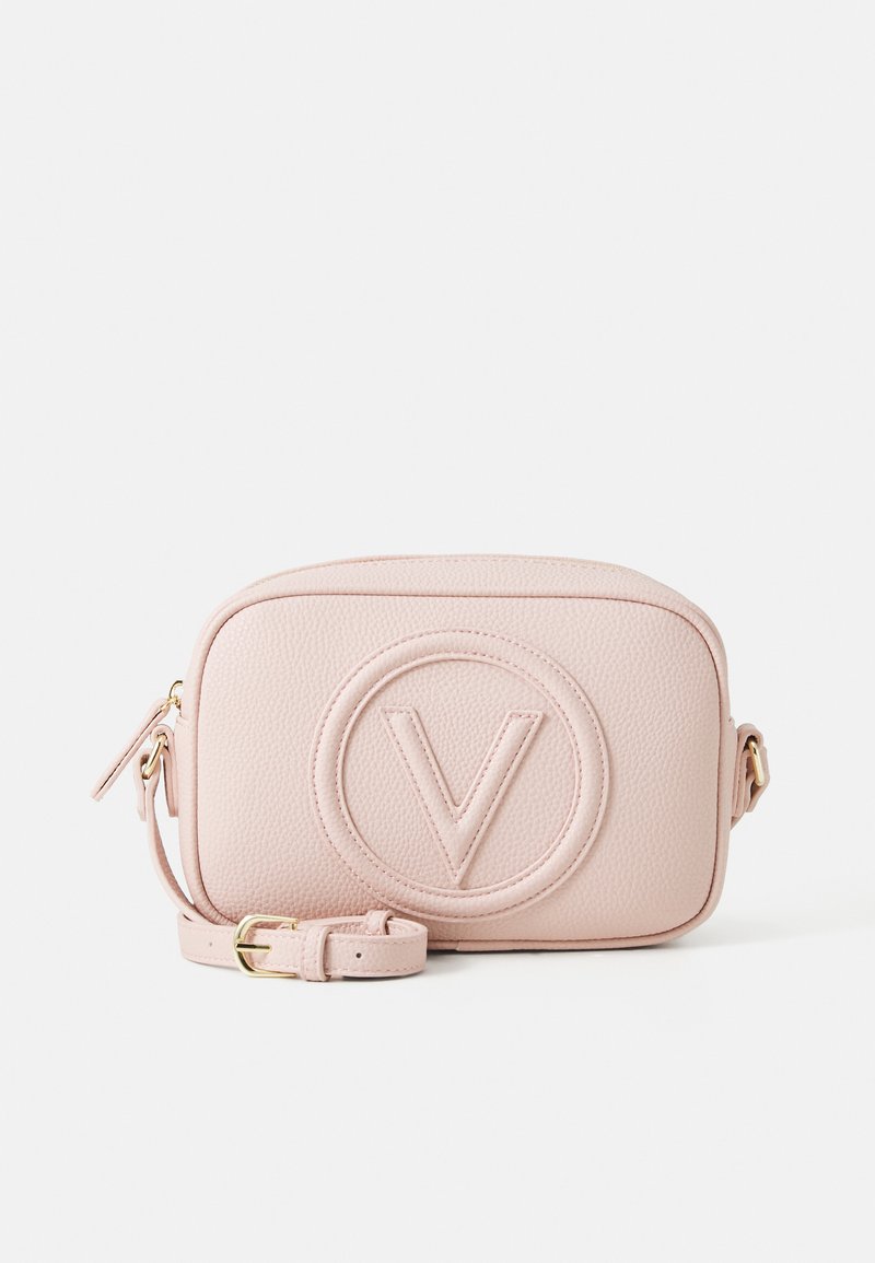 Bolso bandolera de cuero rosa con superficie texturizada, acento de logo redondo en el frente, cierre de cremallera y correa ajustable.