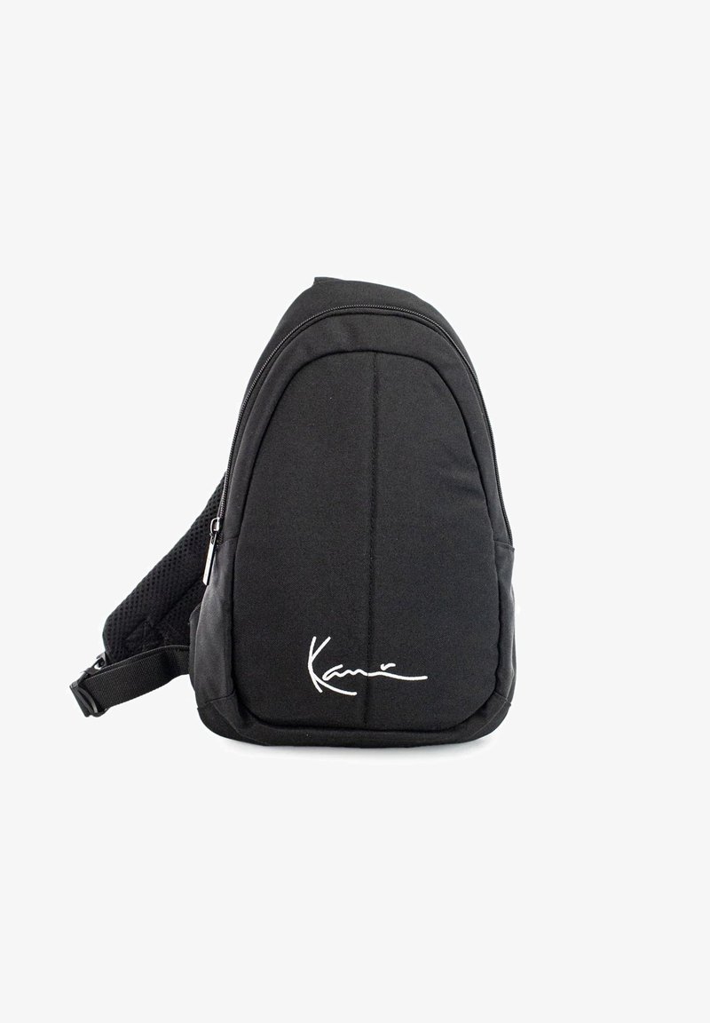 Fekete szövet válltáska sima textúrával, ívelt kialakítással, cipzáras rekesszel, és egy fehér logóval az elején.