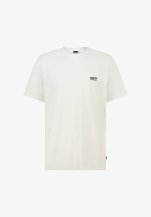 Weißes T-Shirt mit kurzen Ärmeln und Rundhalsausschnitt, auf der linken Brust ein kleiner schwarzer Schriftzug "PASTA Culture Club".