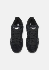 Schwarze Wildledersneaker mit runder Zehenform, Schnürdesign und drei tonalen Streifen an den Seiten. Verfügt über einen gepolsterten Schuhkragen und eine gebrandete Zunge.