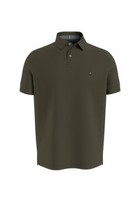 Oliwkowa koszulka polo z krótkim rękawem, wykonana z teksturowanej tkaniny, z dwoma guziczkami przy dekolcie oraz małym logo po lewej stronie klatki piersiowej.