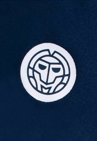 Parche redondo blanco que presenta un logo de cara estilizada y lineal en gris oscuro, sobre un fondo texturizado azul marino.