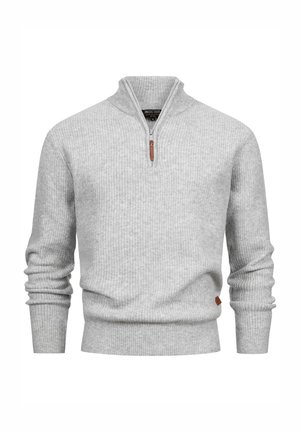 Maglione a coste grigio chiaro con maniche lunghe, colletto a mezza zip con tirante marrone e una piccola etichetta marrone sul lato inferiore.