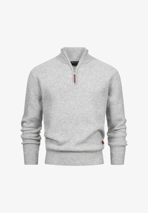 Lichtgrijze geribbelde gebreide trui met lange mouwen, halve rits kraag met een bruine trekband en een klein bruin label aan de onderkant.